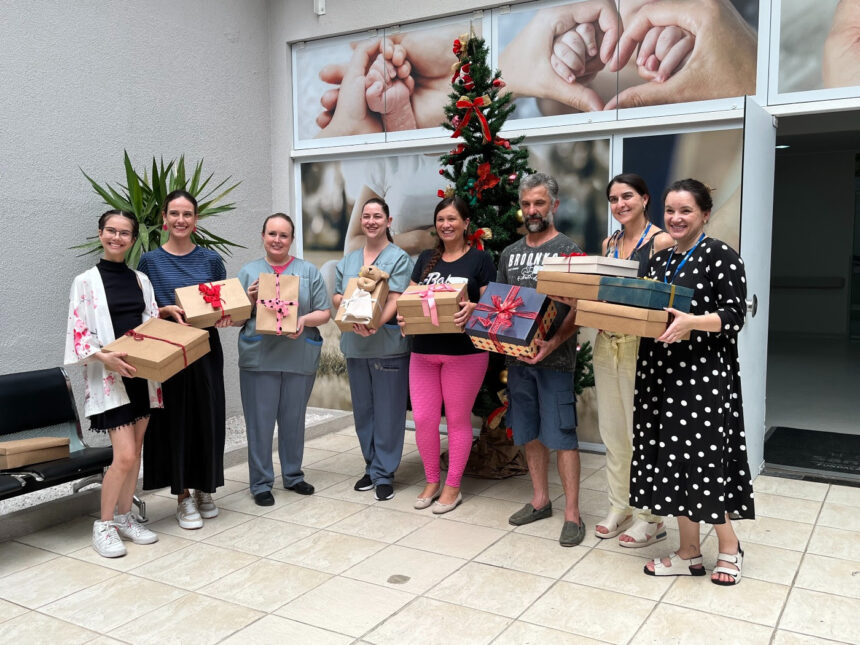 Universitários de Blumenau confeccionam trajes de Natal para bebês do Hospital Santo Antônio