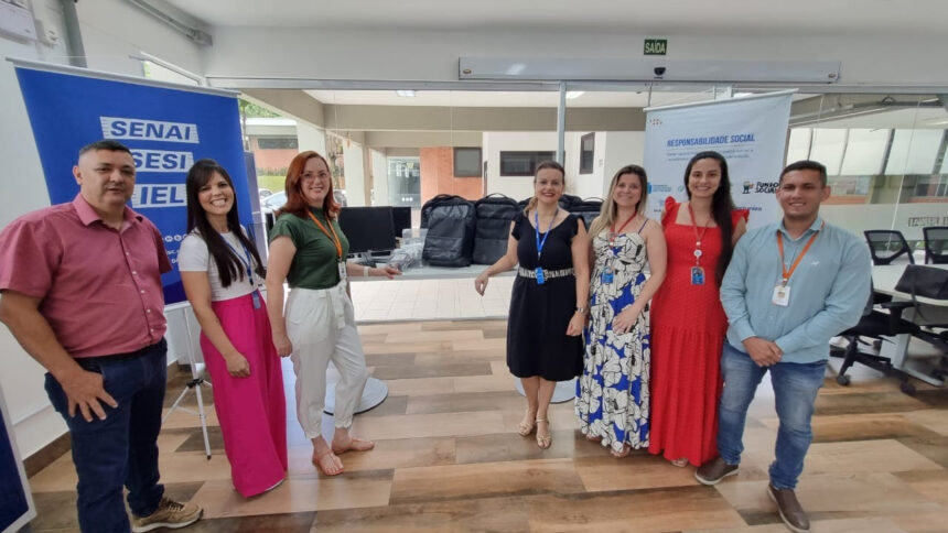 Programa Oportuniza, da FIESC, doa computadores para entidade assistencial de Blumenau