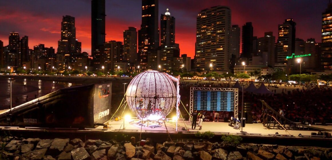 Mirage Circus surpreende com Show de Globo da Morte à Beira-mar em Balneário Camboriú