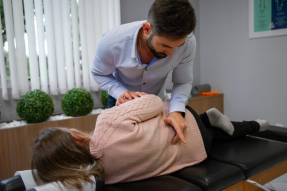 “Epidemia” de dores nas costas faz rede de clínicas especializada em quiropraxia expandir para SC