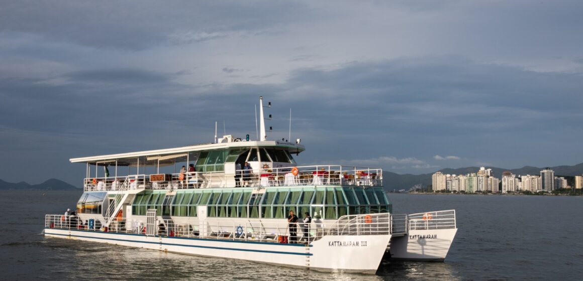 Catamarã Floripa inclui Ilha de Ratones Grandes e café da manhã para turistas e moradores da capital