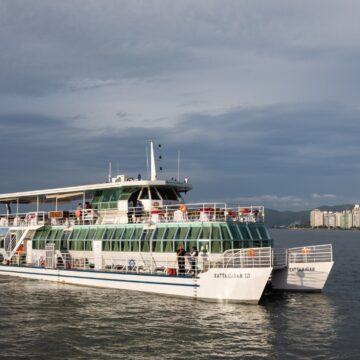 Catamarã Floripa inclui Ilha de Ratones Grandes e café da manhã para turistas e moradores da capital Catamarã Floripa inclui Ilha de Ratones Grandes e café da manhã para turistas e moradores da capital