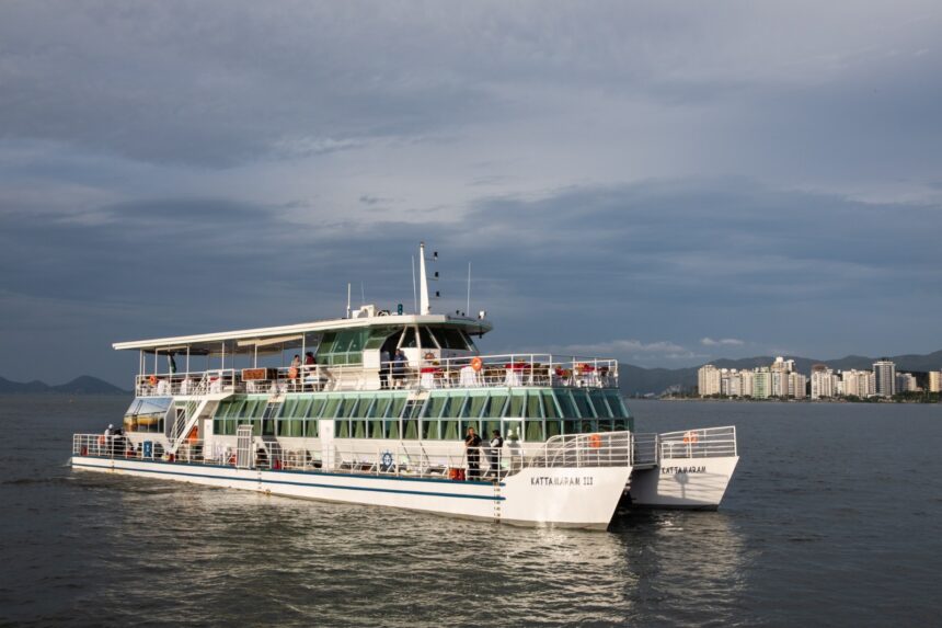 Catamarã Floripa inclui Ilha de Ratones Grandes e café da manhã para turistas e moradores da capital