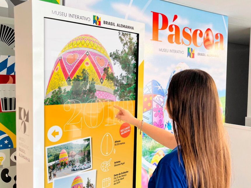 Exposição reúne estampas do ovo gigante da Osterfest, em Pomerode