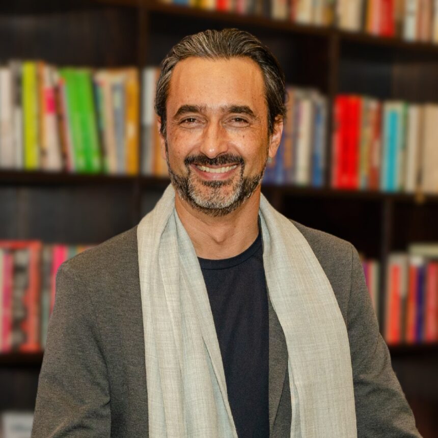 Autor de “A Potência da Liderança Consciente” realiza noite de autógrafos e palestra na Praia Brava