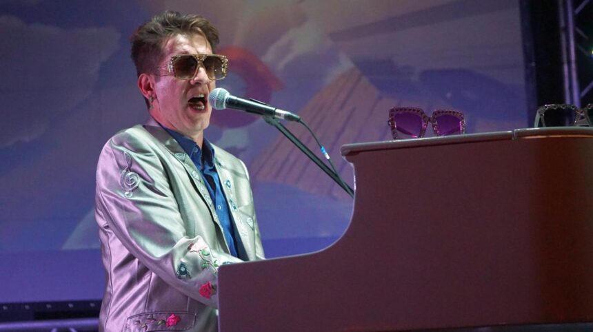 Uma apresentação especial no Dia Internacional da Mulher, 8 de março – Elton John Diamonds, no  Teatro Gazeta, em São Paulo.