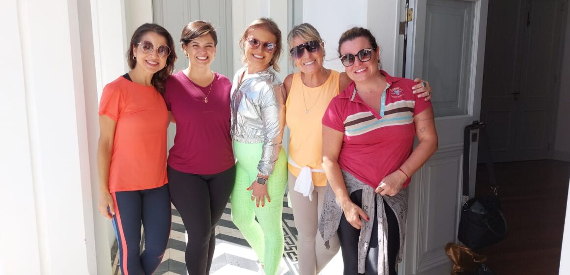 Evento em Florianópolis: Mulheres se reúnem em ambiente deslumbrante na Casa Milano para bate-papo com a renomada nutricionista Tatiane Flores e aulão de yoga do Kaiut Yoga Floripa
