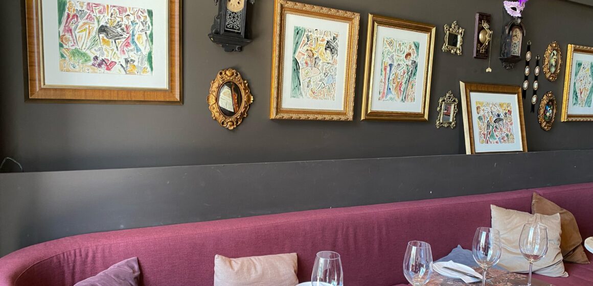 Obras exclusivas da norte-americana Danielle Kosann ambientam restaurante e cardápio da alta gastronomia no litoral catarinense
