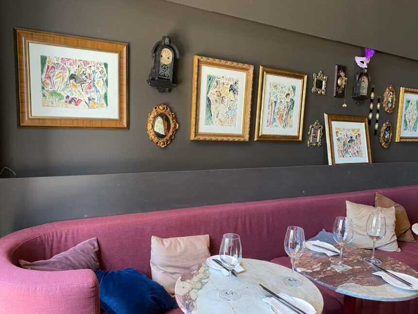 Obras exclusivas da norte-americana Danielle Kosann ambientam restaurante e cardápio da alta gastronomia no litoral catarinense