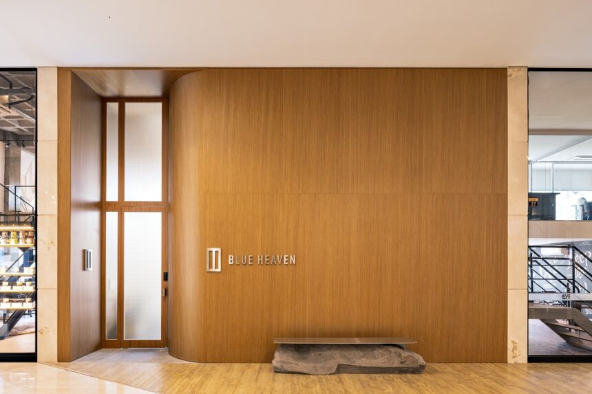 De bancada com pedra de 5 toneladas a robô concierge, construtora eleva o nível de atendimento ao cliente