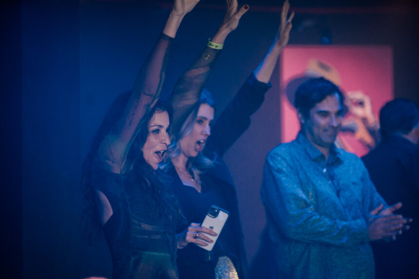 Casa cheia para a abertura da Zoom 80´s Club, em Balneário Camboriú