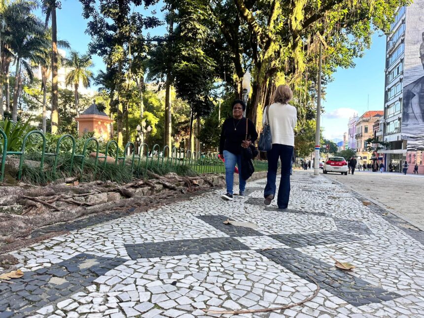 Revitalizada, rua Arcipreste Paiva foi reaberta ao tráfego nesta quarta-feira