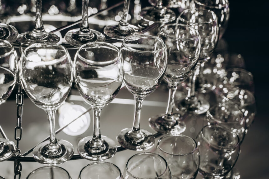 Enoteca Decanter Blumenau promove bazar de taças em prol das vítimas da enchente no Rio Grande do Sul