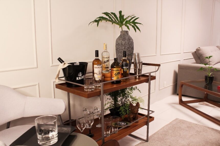 Como montar um bar em casa: bebidas e ingredientes indicados para fazer seus drinks