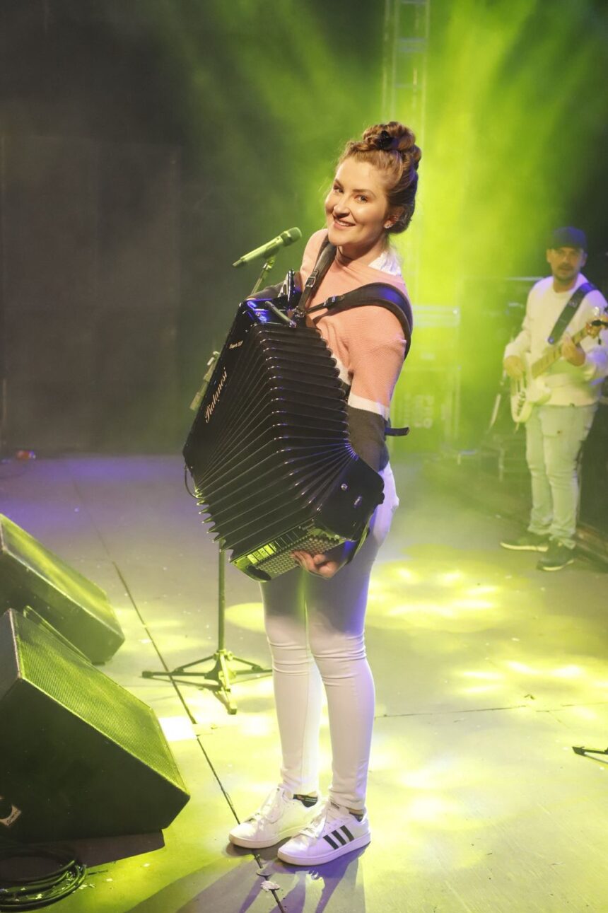 Maior Sanfoneira do Brasil faz show no Arraiá do Alles Park