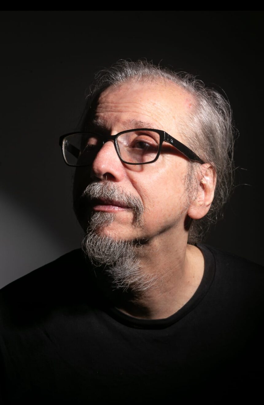 Rogério Skylab lança livro de ensaios críticos sobre a música popular brasileira na Tumba do Faraó, em Florianópolis Rogério Skylab lança livro de ensaios críticos sobre a música popular brasileira na Tumba do Faraó, em Florianópolis