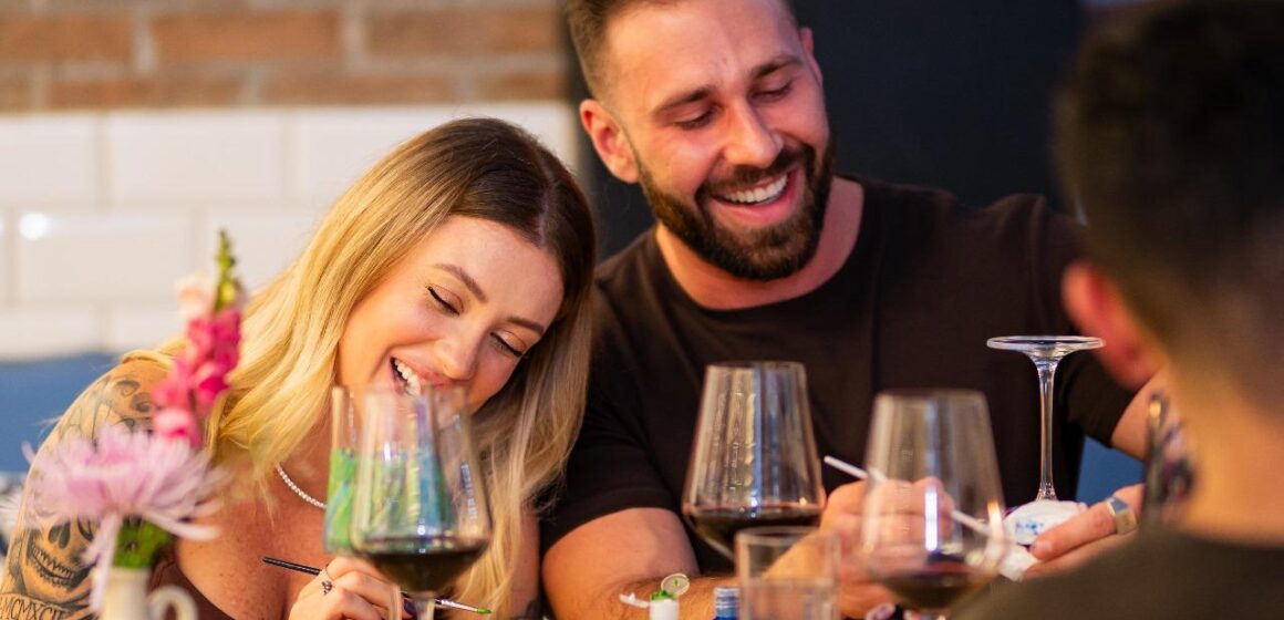 Balneário Shopping Celebra o Amor com Noite de Vinho e Arte