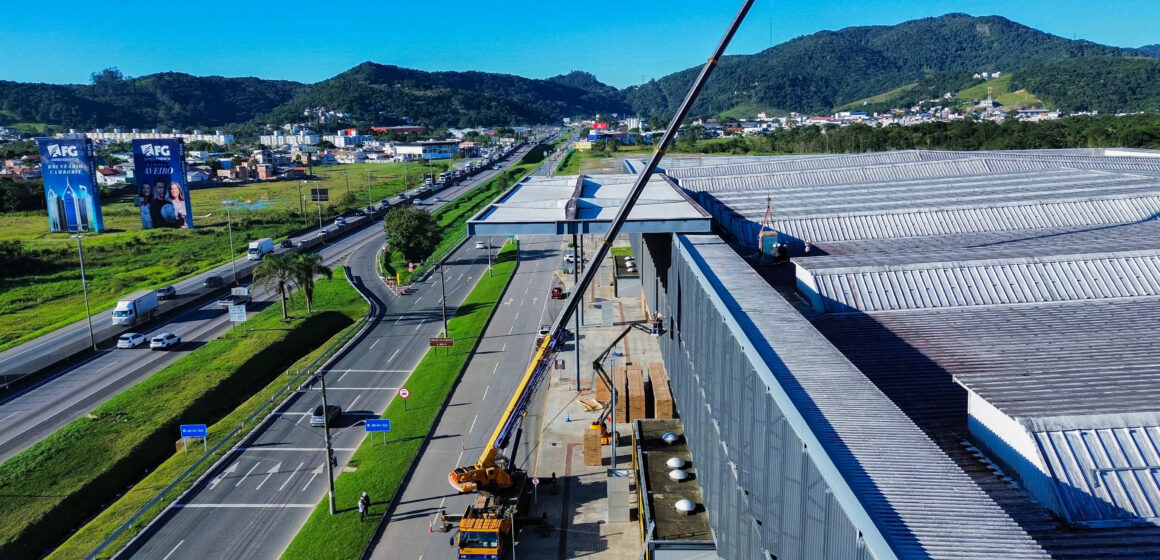 Expocentro inicia instalação das placas fotovoltaicas da maior usina solar em telhado do estado