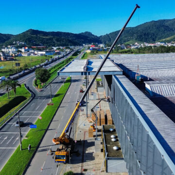 Expocentro inicia instalação das placas fotovoltaicas da maior usina solar em telhado do estado