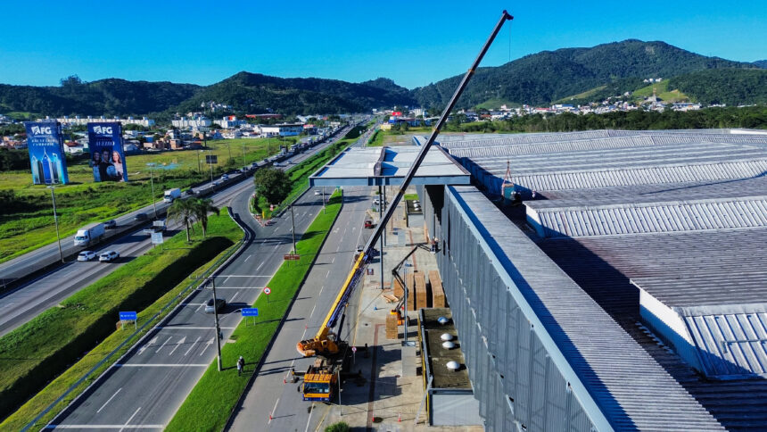 Expocentro inicia instalação das placas fotovoltaicas da maior usina solar em telhado do estado