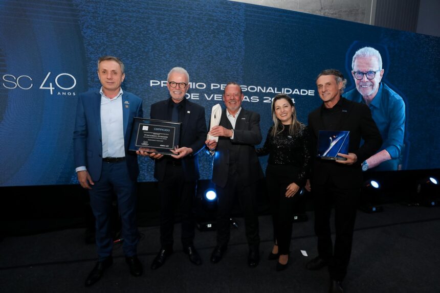 Francisco Graciola recebe honraria por sua referência no mercado empresarial Francisco Graciola recebe honraria por sua referência no mercado empresarial