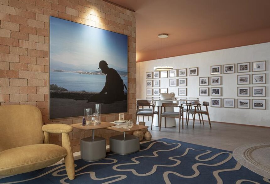 Sala de estar celebra a família e traduz uma história de sucesso no ramo imobiliário