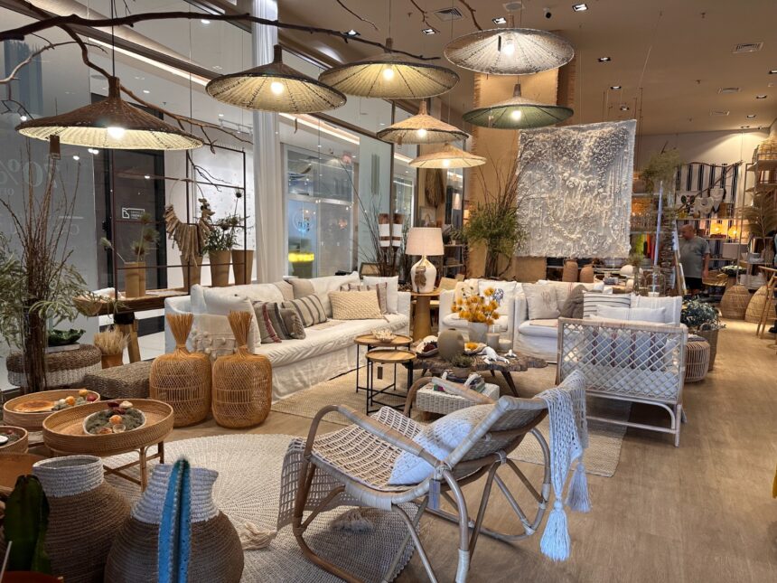 “Yard Sale” na Praia Brava tem peças de decoração com descontos de até 70%