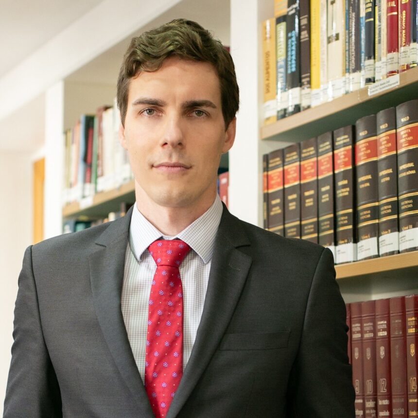 Escritor blumenauense lança livro com trama rimada