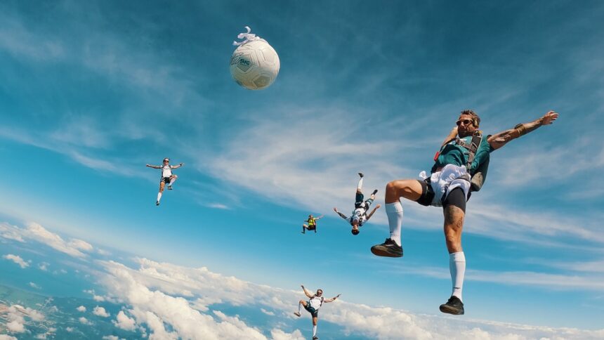 Balneário Camboriú é palco da partida de futebol mais alta do mundo