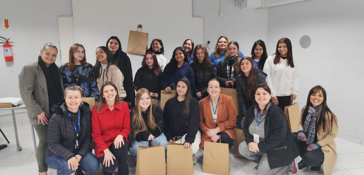 Entidade de Blumenau recebe roupas reconstruídas por estudantes do SENAI