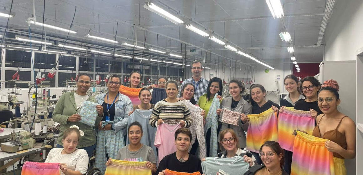 Estudantes produzem pijamas para idosos de casa de repouso em Blumenau