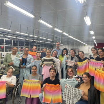 Estudantes produzem pijamas para idosos de casa de repouso em Blumenau