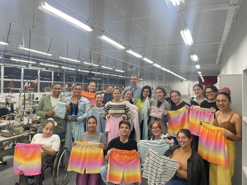 Estudantes produzem pijamas para idosos de casa de repouso em Blumenau