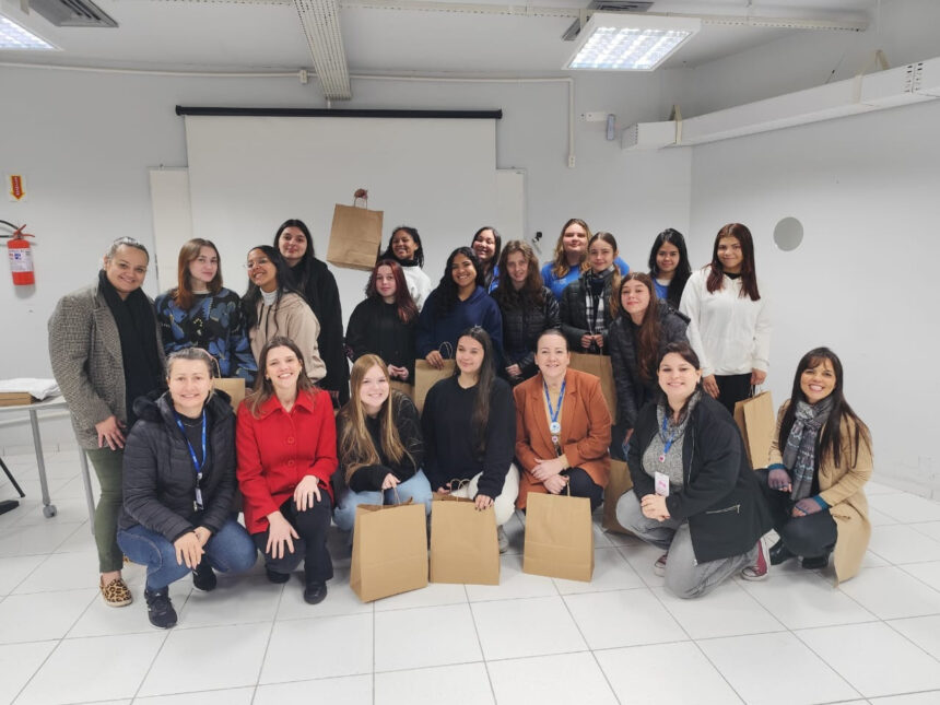 Entidade de Blumenau recebe roupas reconstruídas por estudantes do SENAI