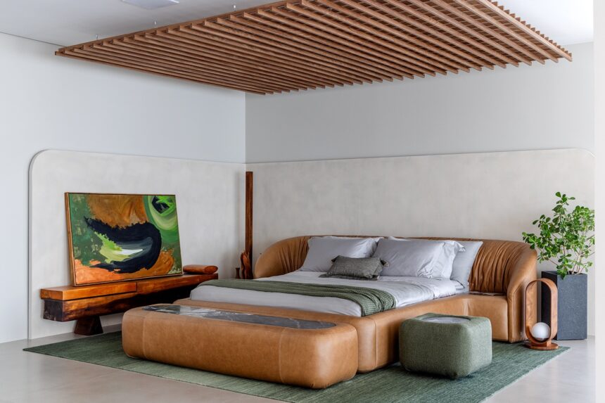 Novo showroom REVEEV Joinville tem lançamento de camas assinadas e mobiliário para o quarto