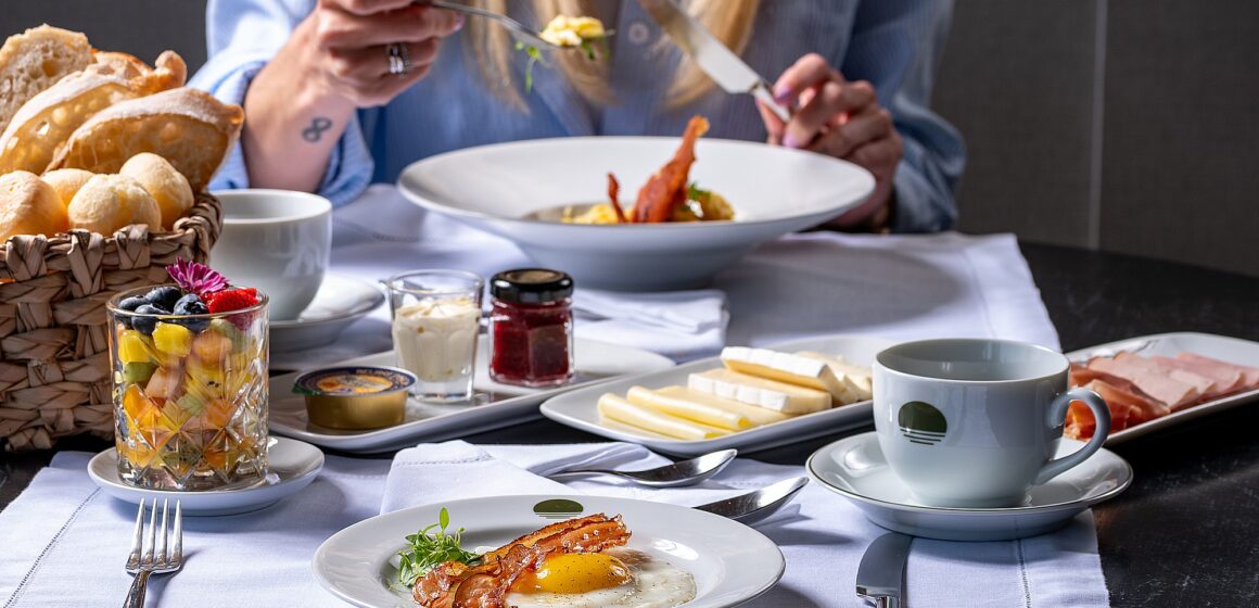 Café da manhã em um hotel de experiência. Como identificar e quanto custa?