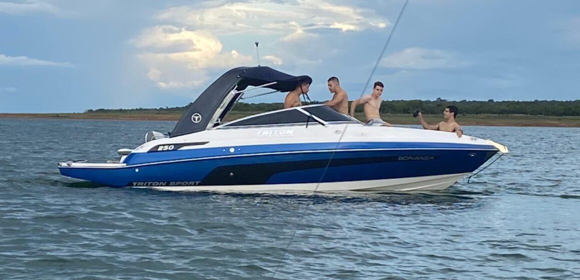 Especialista sugere barco ideal para a prática do wakeboard com lazer e segurança