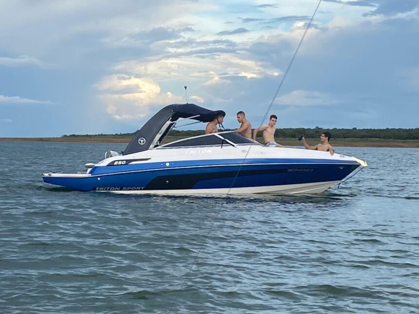 Especialista sugere barco ideal para a prática do wakeboard com lazer e segurança