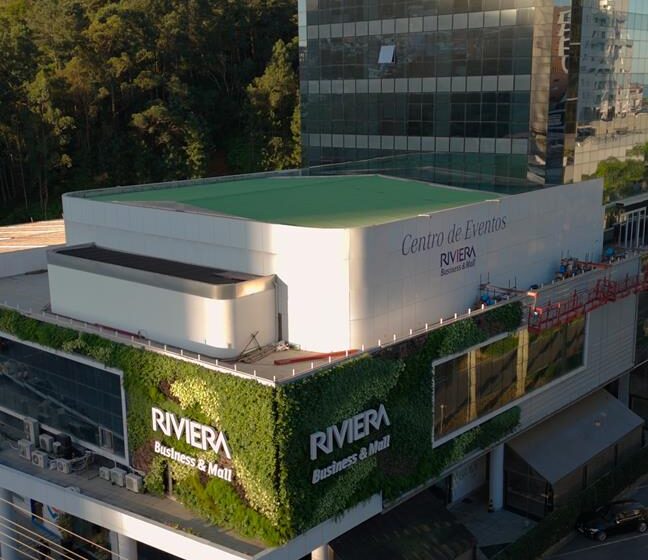 Nova fachada do Riviera Business e Mall chama à atenção com jardim vertical de mais de 300 m²