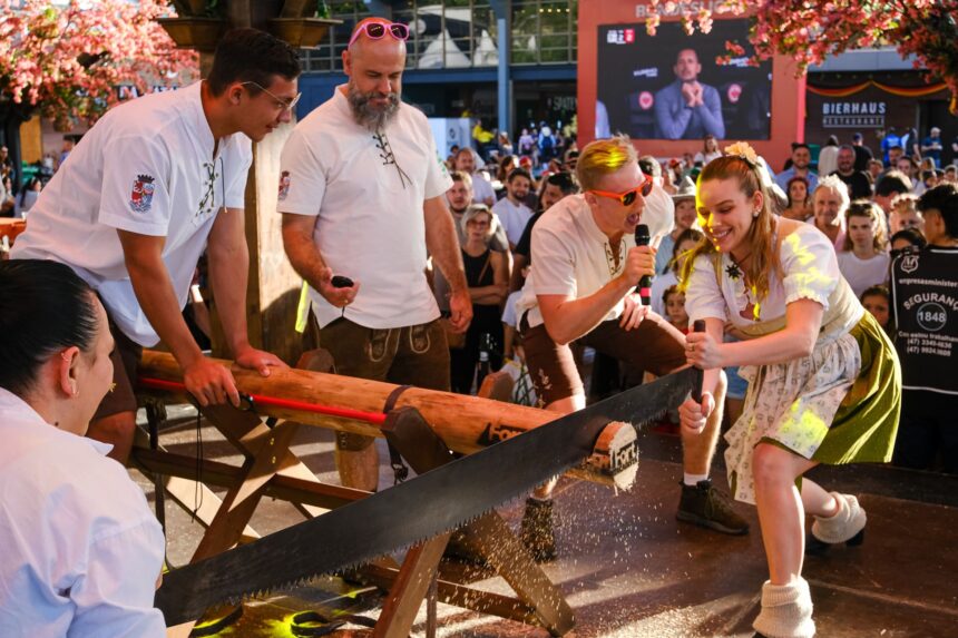 Fort Atacadista e Vuon Card levam diversão e prêmios para a Oktoberfest Blumenau 2024