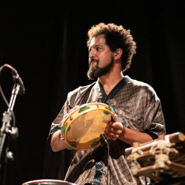 Músico Carlinhos Ribeiro apresenta o show Alquimia do Tambor em Blumenau