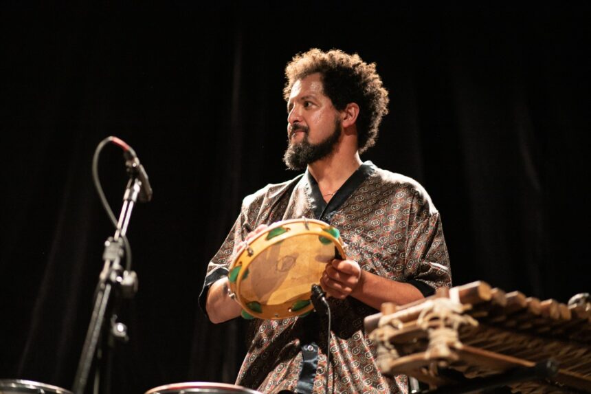 Músico Carlinhos Ribeiro apresenta o show Alquimia do Tambor em Blumenau