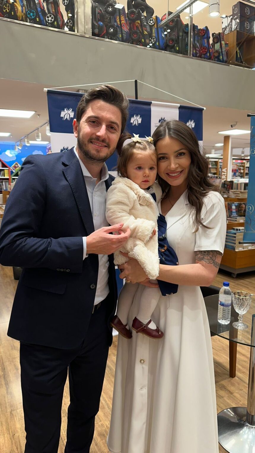 Shai Manfro lança seu primeiro livro em noite de autógrafos na livraria Catarinense