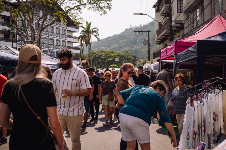 Marcas autorais, música, exposições e oficinas movimentam a Feira da Estação