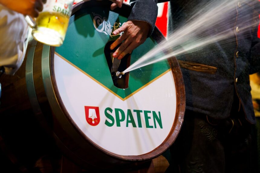 Sangria do barril de Spaten dá início à 39a Oktoberfest Blumenau