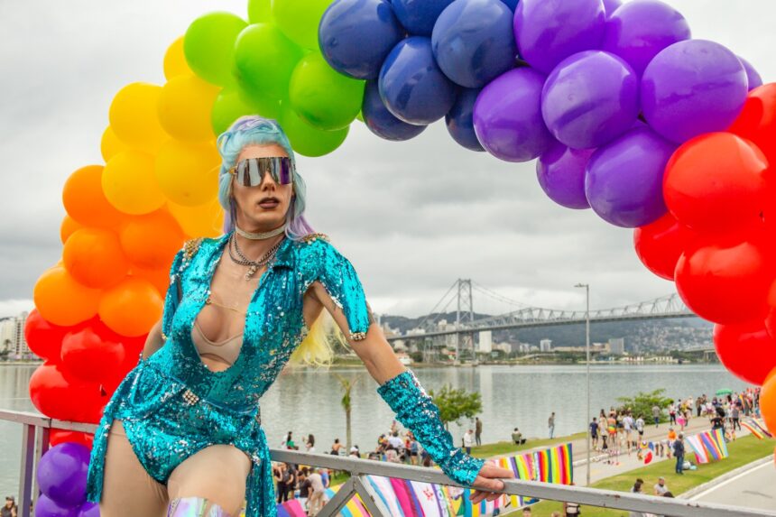 A 17ª Parada LGBTI+ de Floripa tá chegando! Veja os detalhes
