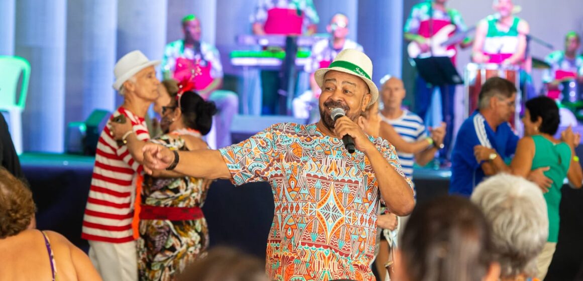 Jorginho do “Império Serrano” traz música popular brasileira em show na Praia Brava, no litoral catarinense