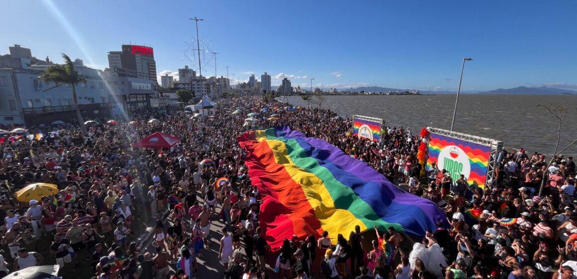 Parada de Floripa reúne 80 mil pessoas com valorização da arte LGBTI+ catarinense