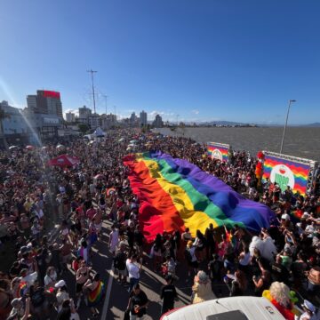 Parada de Floripa reúne 80 mil pessoas com valorização da arte LGBTI+ catarinense