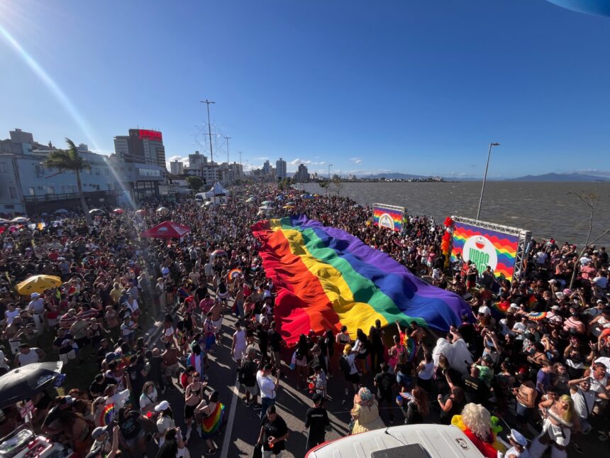 Parada de Floripa reúne 80 mil pessoas com valorização da arte LGBTI+ catarinense Parada de Floripa reúne 80 mil pessoas com valorização da arte LGBTI+ catarinense